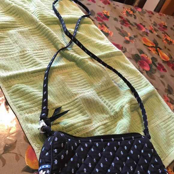 Vera Bradley small crossbody purse. Like new - Picture 4 of 4